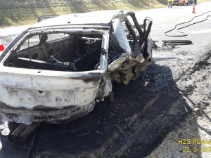 Po střetu dvou osobních automobilů na dálnici D5 jeden z vozů zcela shořel