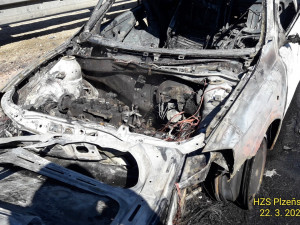 Po střetu dvou osobních automobilů na dálnici D5 jeden z vozů zcela shořel