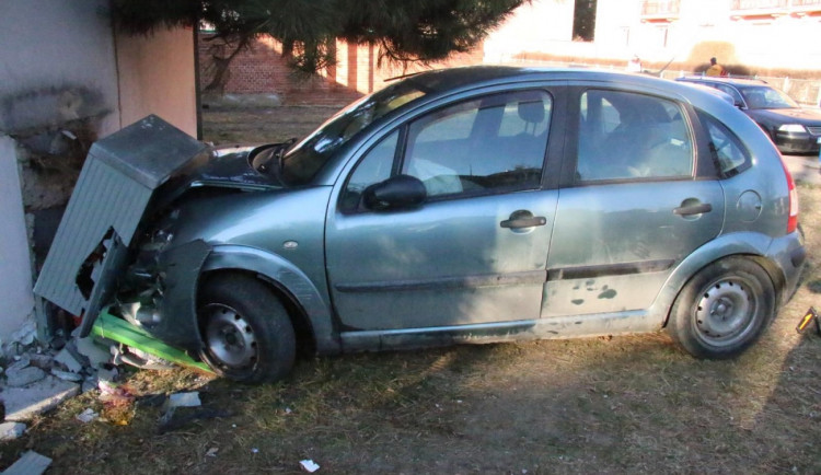 Řev na chodbě domu skončil demolicí bytu a následnou nehodou v opilosti, řidiče údajně rozčílil jeho soused