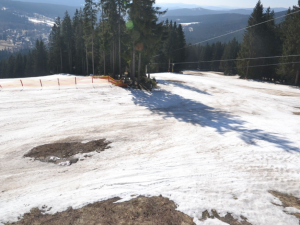 Šumavský Špičák kvůli rychlému tání sněhu předčasně ukončuje lyžařskou sezónu, trvala přesně 99 dní