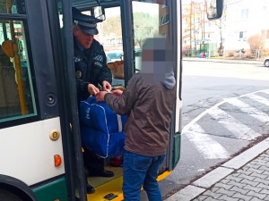 Nešťastný Ukrajinec si naložil svoje zavazadla do trolejbusu, ten mu ale i s věcmi ze zastávky odjel
