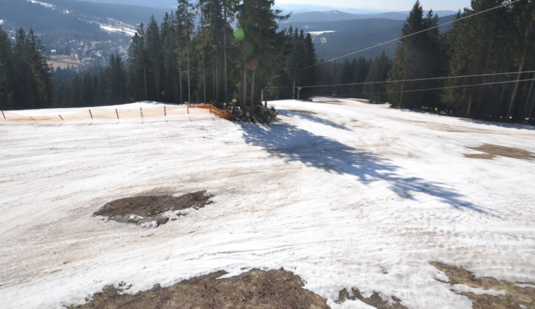 Na Špičáku mizí sníh ze sjezdovek doslova před očima