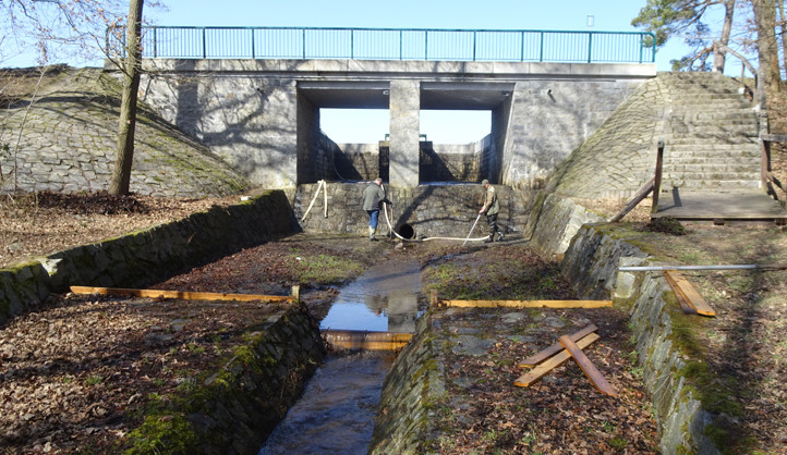Důkladnou očistou prochází po letech odtoková koryta boleveckých rybníků budovaných v 15. století