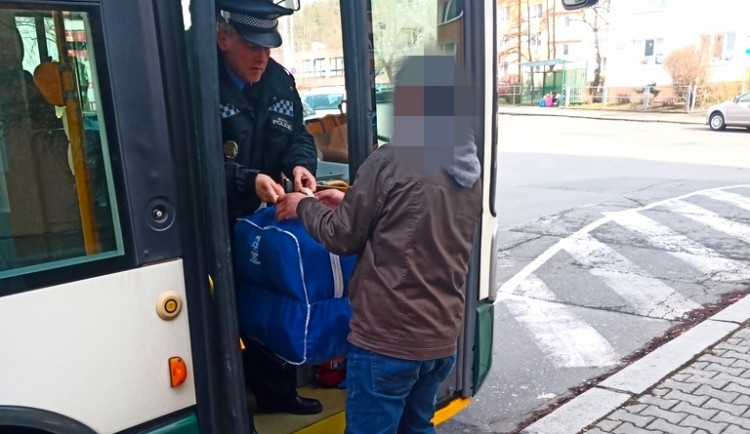 Díky bleskové akci strážníků městské policie se ukrajinsky hovořící muž opět shledal se svými ztracenými zavazadly