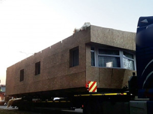 Mobilheimu ulétla za jízdy střecha, trosky se rozletěly do vzdálenosti půl kilometru