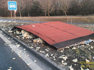 Mobilheimu ulétla za jízdy střecha, trosky se rozletěly do vzdálenosti půl kilometru