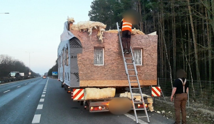 Mobilheimu ulétla za jízdy střecha, trosky se rozletěly do vzdálenosti půl kilometru