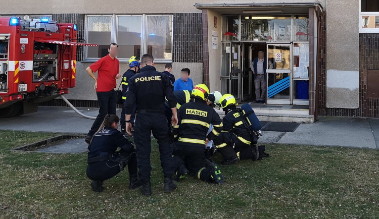 Při požáru učebny se zranili tři policisté, pomáhali s evakuací a následným hašením