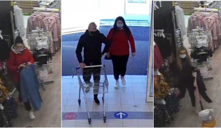 Skupina zlodějů si z obchodního domu odnesla oblečení v hodnotě několika tisíc, zachytila je kamera