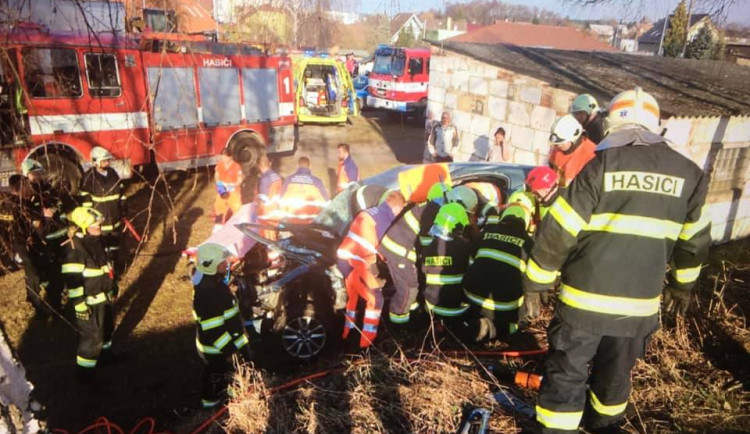 Mladý řidič zkřížil cestu osobnímu vlaku, ten vůz odmrštil několik metrů daleko
