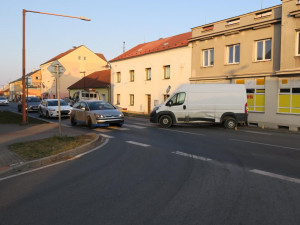 Silně opilý řidič způsobil dvě dopravní nehody, poškozené auto nechal uprostřed silnice a utekl