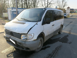 Silně opilý řidič způsobil dvě dopravní nehody, poškozené auto nechal uprostřed silnice a utekl