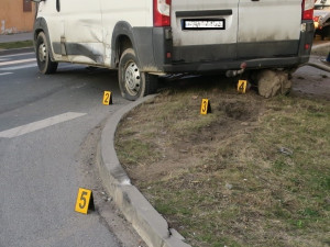 Silně opilý řidič způsobil dvě dopravní nehody, poškozené auto nechal uprostřed silnice a utekl