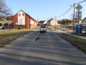 Silně opilý řidič způsobil dvě dopravní nehody, poškozené auto nechal uprostřed silnice a utekl
