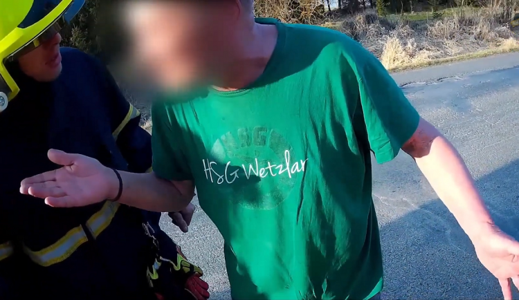 VIDEO: Senior vulgárně nadával hasičům a odmítal je vpustit na pozemek, kde plošně vypaloval trávu