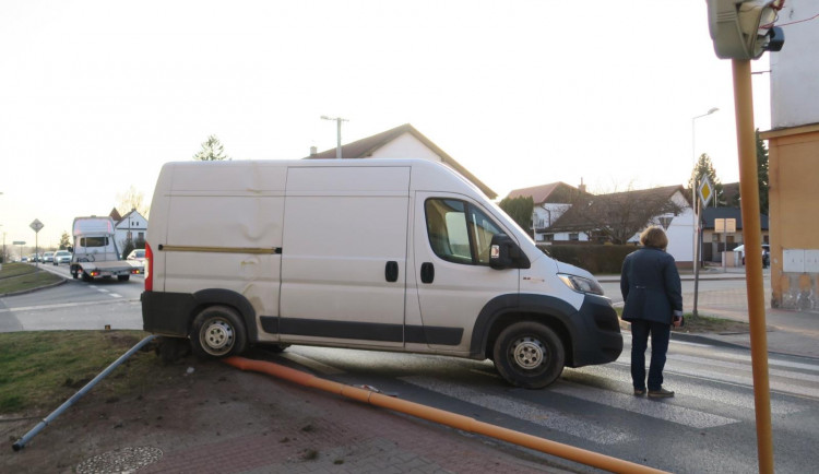 Silně opilý řidič způsobil dvě dopravní nehody, poškozené auto nechal uprostřed silnice a utekl
