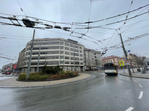 Po zákazu vjezdu aut na část Americké třídy tam zrychlila MHD. Řada motoristů ale zákaz nerespektuje