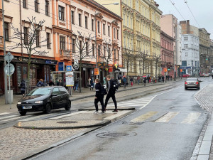 Po zákazu vjezdu aut na část Americké třídy tam zrychlila MHD. Řada motoristů ale zákaz nerespektuje