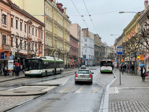 Po zákazu vjezdu aut na část Americké třídy tam zrychlila MHD. Řada motoristů ale zákaz nerespektuje