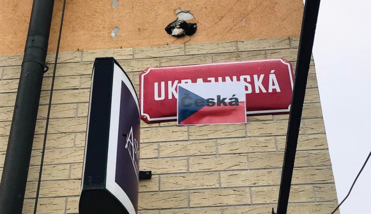 Neznámý autor přelepil v centru Plzně cedule nově přejmenované Ukrajinské ulice vlaječkami s nápisem Česká