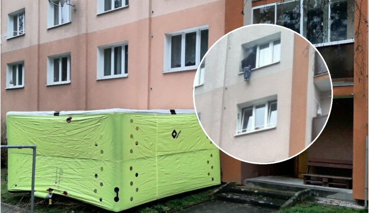 Na parapetu ve čtvrtém patře seděla rozrušená žena, hasiči bleskově připravili seskokovou matraci