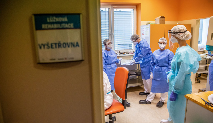 V posledních dnech začal klesat počet nových nákaz koronavirem na území Plzeňského kraje