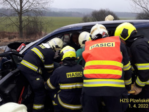 Motorista se těžce zranil po nárazu do stromu, dostal smyk na mokré silnici