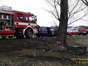 Motorista se těžce zranil po nárazu do stromu, dostal smyk na mokré silnici