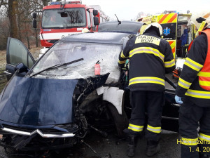 Motorista se těžce zranil po nárazu do stromu, dostal smyk na mokré silnici