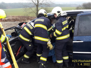 Motorista se těžce zranil po nárazu do stromu, dostal smyk na mokré silnici