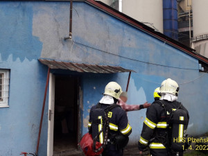 Plameny zachvátily ubytovnu na Doubravce, tři lidi skončili v péči záchranářů