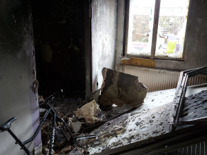 Plameny zachvátily ubytovnu na Doubravce, tři lidi skončili v péči záchranářů