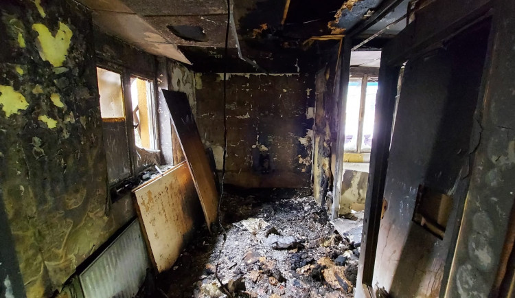 Plameny zachvátily ubytovnu na Doubravce, tři lidi skončili v péči záchranářů