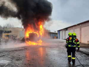 Kolový nakladač se proměnil v obrovskou hořící kouli, hasiči plameny zlikvidovali pomocí pěny