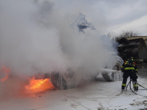 Kolový nakladač se proměnil v obrovskou hořící kouli, hasiči plameny zlikvidovali pomocí pěny