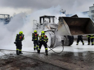 Kolový nakladač se proměnil v obrovskou hořící kouli, hasiči plameny zlikvidovali pomocí pěny