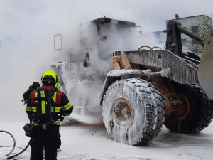 Kolový nakladač se proměnil v obrovskou hořící kouli, hasiči plameny zlikvidovali pomocí pěny