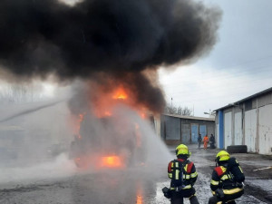 Kolový nakladač se proměnil v obrovskou hořící kouli, hasiči plameny zlikvidovali pomocí pěny