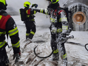 Kolový nakladač se proměnil v obrovskou hořící kouli, hasiči plameny zlikvidovali pomocí pěny