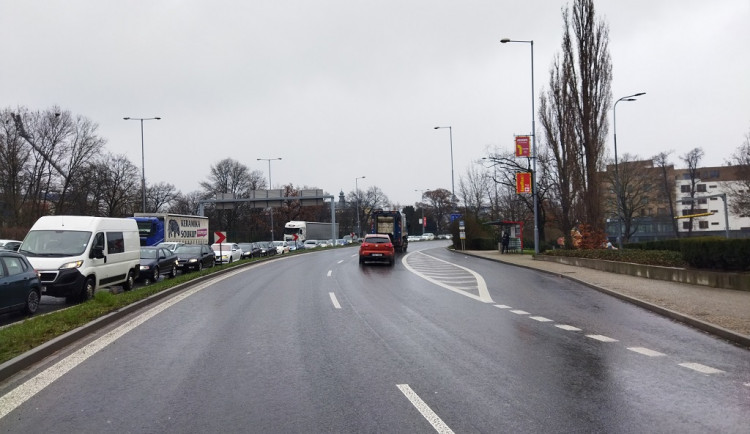 Provoz v centru Plzně omezí práce na ozelenění středového pásu v Tyršově ulici, porostou tam i stromy