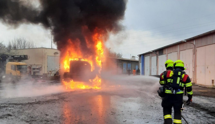 Kolový nakladač se proměnil v obrovskou hořící kouli, hasiči plameny zlikvidovali pomocí pěny