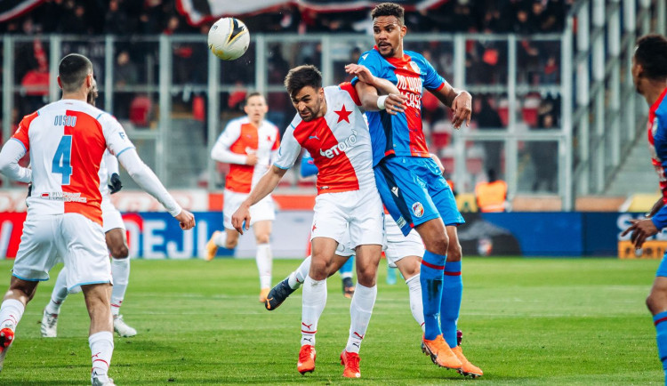 Viktoriáni po velké bitvě remizovali se Slavií 1:1 a zůstávají i nadále v čele tabulky
