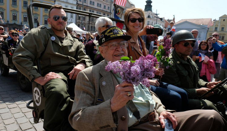 Ve věku nedožitých 97 let zemřel americký veterán James Duncan, osvoboditel Domažlic a Plzně