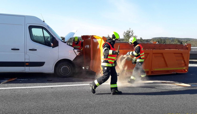 Na dálnici D5 havarovala čtyři vozidla, záchranáři do nemocnice transportovali těžce zraněného řidiče