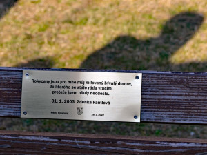 Na domě, kde s rodinou žila, ji zástupci města a Lions clubu odhalili pamětní desku. Další štítek s jejím jménem najdou lidé na lavičce v nedalekém parku.