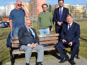 Na domě, kde s rodinou žila, ji zástupci města a Lions clubu odhalili pamětní desku. Další štítek s jejím jménem najdou lidé na lavičce v nedalekém parku.