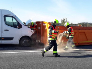 Na dálnici D5 havarovala čtyři vozidla, záchranáři do nemocnice transportovali těžce zraněného řidiče