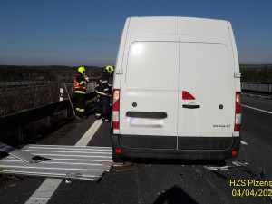 Na dálnici D5 havarovala čtyři vozidla, záchranáři do nemocnice transportovali jednoho těžce zraněného řidiče