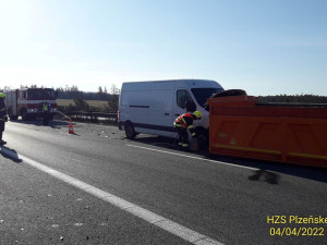 Na dálnici D5 havarovala čtyři vozidla, záchranáři do nemocnice transportovali jednoho těžce zraněného řidiče