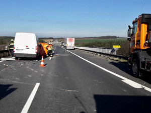 Na dálnici D5 havarovala čtyři vozidla, záchranáři do nemocnice transportovali jednoho těžce zraněného řidiče